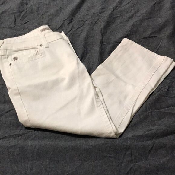 Woman’s white jean capris - Picture 3 of 3
